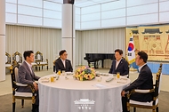 이재명 대통령이 17일 서울 한남동 관저에서 우원식 국회의장, 김민석 국무총리와 만찬 자리를 갖고 있다.