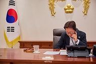 이재명 대통령이 17일 서울 용산 대통령실 청사 집무실에서 레제프 타이이프 에르도안 튀르키예 대통령과 전화 통화를 하고 있다.