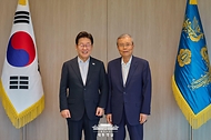 이재명 대통령이 17일 서울 용산 대통령실 청사에서 김종인 전 국민의힘 비상대책위원장을 만나 기념촬영을 하고 있다.