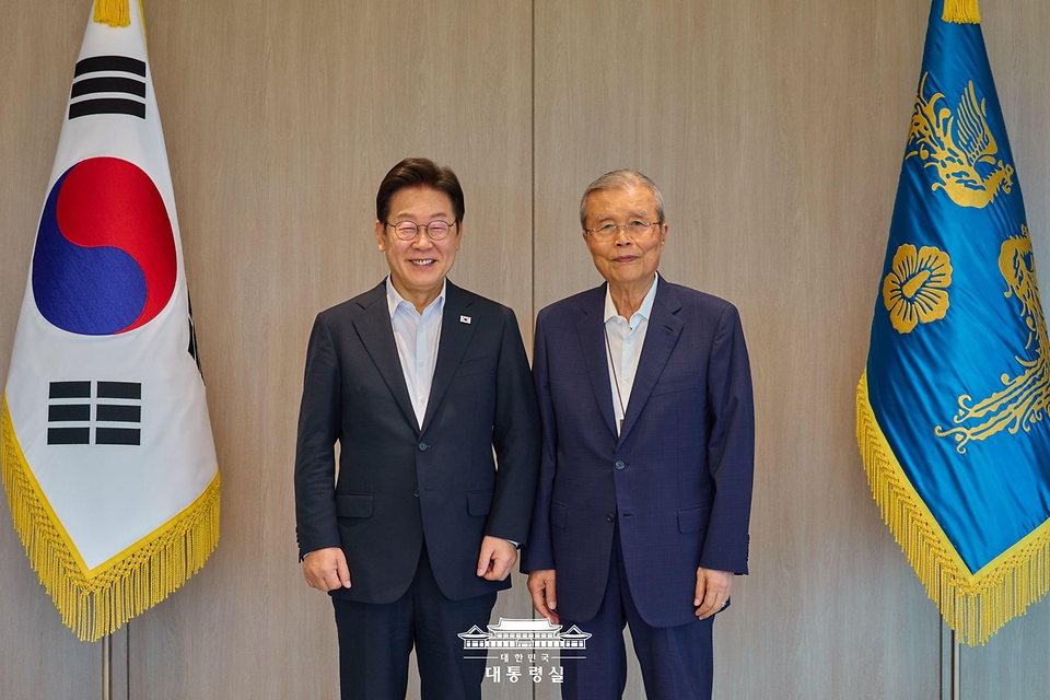 이재명 대통령이 17일 서울 용산 대통령실 청사에서 김종인 전 국민의힘 비상대책위원장을 만나 기념촬영을 하고 있다.