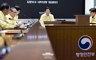 이재명 대통령이 18일 정부서울청사 중앙재난안전상황실 서울상황센터에서 집중호우 대처상황 점검회의를 주재하고 있다.
