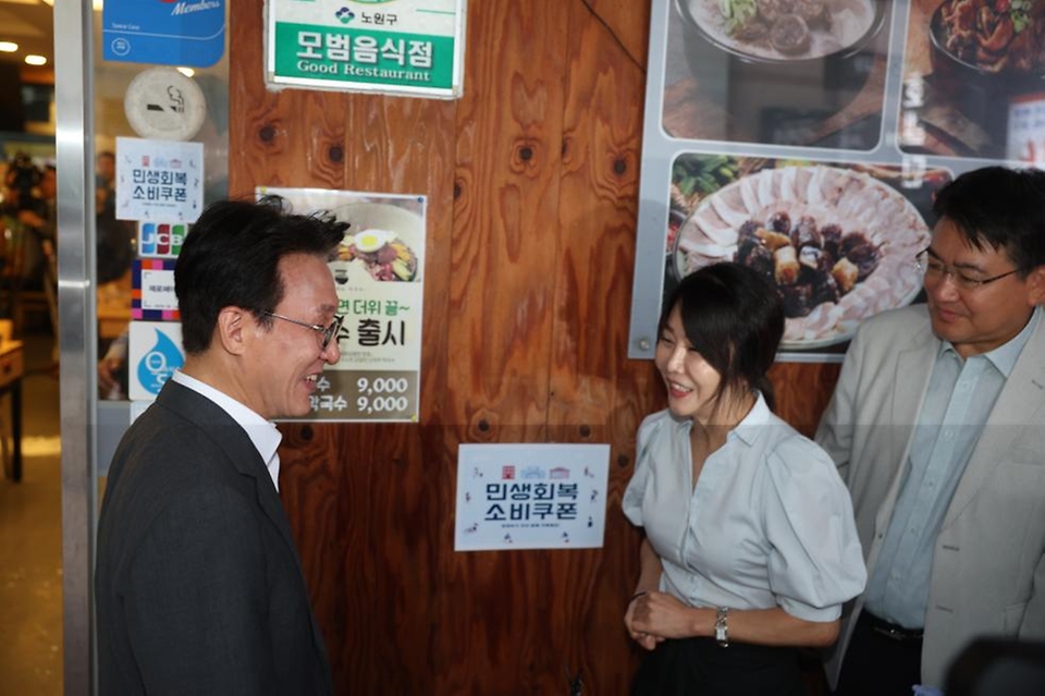 김민석 국무총리가 21일 서울 노원구 한 식당에서 열린 '민생회복 소비쿠폰 계기 환경공무관 조찬'에서 환경공무관들과 대화하고 있다.