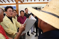 김민석 국무총리가 20일 집중호우로 침수됐던 광주 북구 용강동 하신마을을 찾아 침수 피해 현장을 점검하고 있다.