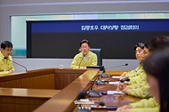 이재명 대통령이 18일 정부서울청사 중앙재난안전상황실 서울상황센터에서 집중호우 대처상황 점검회의를 주재하고 있다.