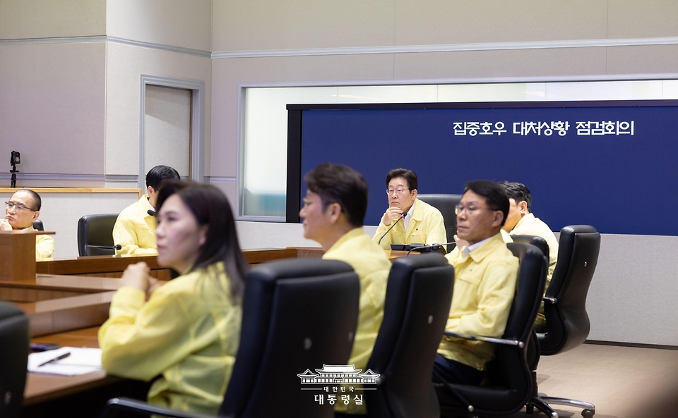 이재명 대통령이 18일 정부서울청사 중앙재난안전상황실 서울상황센터에서 집중호우 대처상황 점검회의를 주재하고 있다.