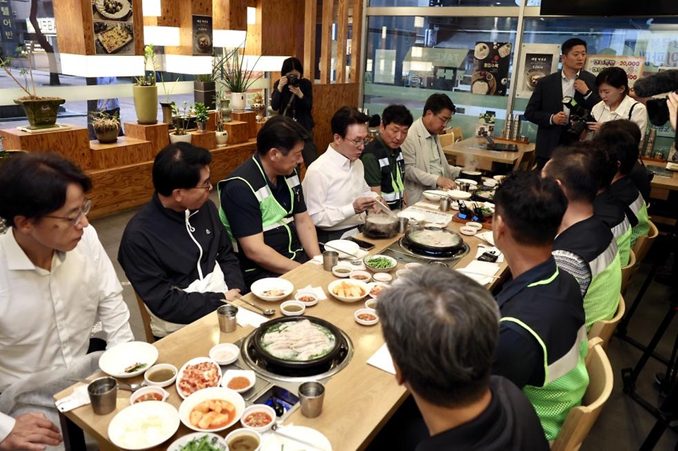 김민석 국무총리가 21일 서울 노원구 한 식당에서 열린 '민생회복 소비쿠폰 계기 환경공무관 조찬'에서 환경공무관들과 대화하고 있다.