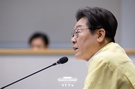 이재명 대통령이 18일 정부서울청사 중앙재난안전상황실 서울상황센터에서 집중호우 대처상황 점검회의를 주재하고 있다.