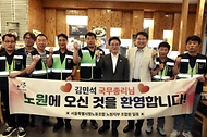 김민석 국무총리가 21일 서울 노원구 한 식당에서 열린 '민생회복 소비쿠폰 계기 환경공무관 조찬'에서 환경공무관들과 대화하고 있다.