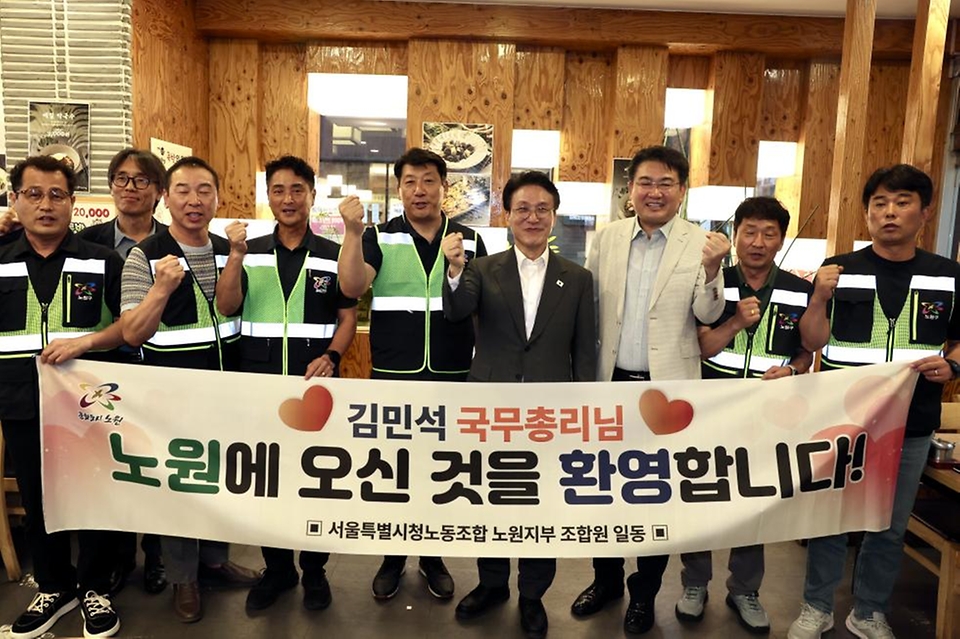 김민석 국무총리가 21일 서울 노원구 한 식당에서 열린 '민생회복 소비쿠폰 계기 환경공무관 조찬'에서 환경공무관들과 대화하고 있다.