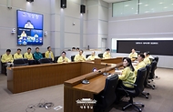 이재명 대통령이 18일 정부서울청사 중앙재난안전상황실 서울상황센터에서 집중호우 대처상황 점검회의를 주재하고 있다.