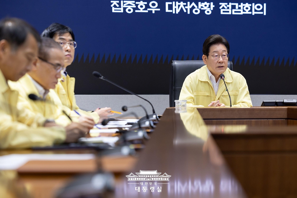 이재명 대통령이 18일 정부서울청사 중앙재난안전상황실 서울상황센터에서 집중호우 대처상황 점검회의를 주재하고 있다.