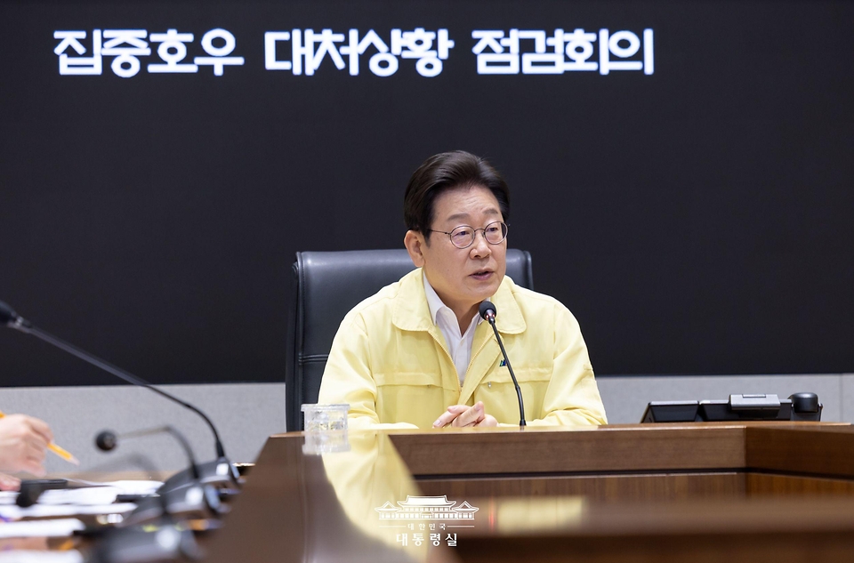 이재명 대통령이 18일 정부서울청사 중앙재난안전상황실 서울상황센터에서 집중호우 대처상황 점검회의를 주재하고 있다.