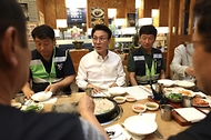 김민석 국무총리가 21일 서울 노원구 한 식당에서 열린 '민생회복 소비쿠폰 계기 환경공무관 조찬'에서 환경공무관들과 대화하고 있다.