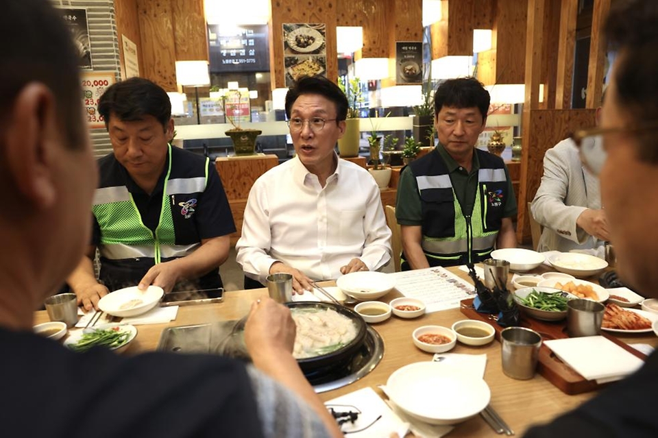 김민석 국무총리가 21일 서울 노원구 한 식당에서 열린 '민생회복 소비쿠폰 계기 환경공무관 조찬'에서 환경공무관들과 대화하고 있다.