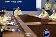 이재명 대통령이 18일 정부서울청사 중앙재난안전상황실 서울상황센터에서 집중호우 대처상황 점검회의를 주재하고 있다.