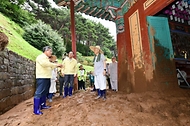 허민 국가유산청장은 21일 경남 산청군 율곡사를 방문해 집중호우 피해를 입은 대웅전(보물)과 인근 건물의 파손 상태를 확인하고 관계자들과 조치방향을 논의하였다.