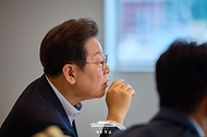 이재명 대통령이 21일 서울 용산 대통령실 청사에서 김민석 국무총리와 주례 보고 회동을 하고 있다.