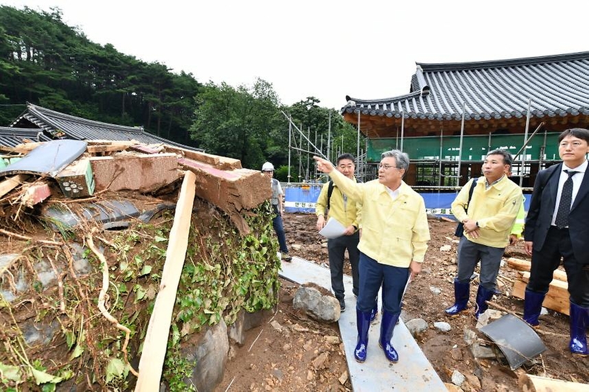 허민 국가유산청장은 21일 경남 산청군 율곡사를 방문해 집중호우 피해를 입은 대웅전(보물)과 인근 건물의 파손 상태를 확인하고 관계자들과 조치방향을 논의하였다.