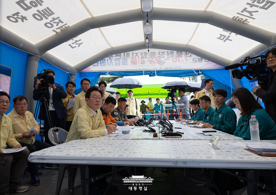 이재명 대통령이 21일 경남 산청군 산청읍 행정복지센터 인근에 마련된 호우 피해 통합지원본부에서 보고를 받고 있다.
