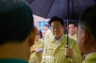 이재명 대통령이 21일 집중호우로 산사태가 발생한 경남 산청군 산청읍 부리마을에서 피해 상황을 점검하고 있다.
