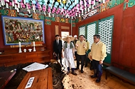 허민 국가유산청장은 21일 경남 산청군 율곡사를 방문해 집중호우 피해를 입은 대웅전(보물)과 인근 건물의 파손 상태를 확인하고 관계자들과 조치방향을 논의하였다.