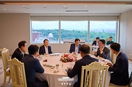 이재명 대통령이 21일 서울 용산 대통령실 청사에서 김민석 국무총리와 주례 보고 회동을 하고 있다.