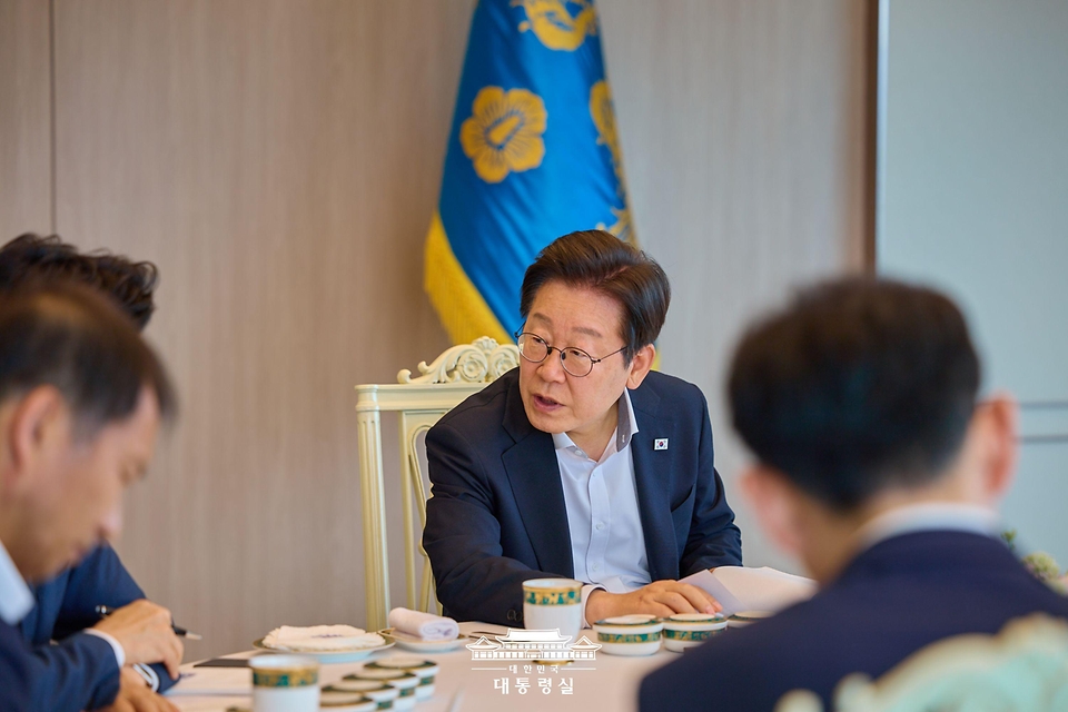 이재명 대통령이 21일 서울 용산 대통령실 청사에서 김민석 국무총리와 주례 보고 회동을 하고 있다.
