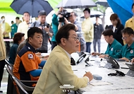 이재명 대통령이 21일 경남 산청군 산청읍 행정복지센터 인근에 마련된 호우 피해 통합지원본부에서 보고를 받고 있다.
