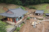 허민 국가유산청장은 21일 경남 산청군 율곡사를 방문해 집중호우 피해를 입은 대웅전(보물)과 인근 건물의 파손 상태를 확인하고 관계자들과 조치방향을 논의하였다.