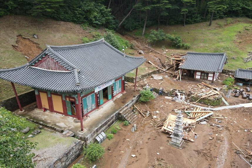 허민 국가유산청장은 21일 경남 산청군 율곡사를 방문해 집중호우 피해를 입은 대웅전(보물)과 인근 건물의 파손 상태를 확인하고 관계자들과 조치방향을 논의하였다.