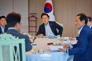 이재명 대통령이 21일 서울 용산 대통령실 청사에서 김민석 국무총리와 주례 보고 회동을 하고 있다.