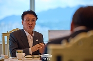 이재명 대통령이 21일 서울 용산 대통령실 청사에서 김민석 국무총리와 주례 보고 회동을 하고 있다.