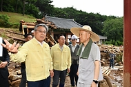 허민 국가유산청장은 21일 경남 산청군 율곡사를 방문해 집중호우 피해를 입은 대웅전(보물)과 인근 건물의 파손 상태를 확인하고 관계자들과 조치방향을 논의하였다.