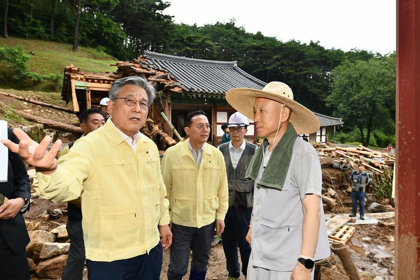 허민 국가유산청장은 21일 경남 산청군 율곡사를 방문해 집중호우 피해를 입은 대웅전(보물)과 인근 건물의 파손 상태를 확인하고 관계자들과 조치방향을 논의하였다.