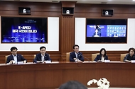 김민석 국무총리가 23일 세종대로 정부서울청사에서 열린 APEC 정상회의 종합점검회의를 주재하고 있다.