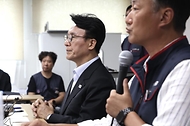 김민석 국무총리가 22일 서울 중구 민주노총에서 열린 간담회에 참석해 양경수 민주노총 위원장의 발언을 들으며 생각에 잠겨 있다.
