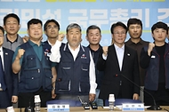 김민석 국무총리가 22일 영등포구 한국노총을 방문, 간담회 참석자들과 기념촬영을 하고 있다.