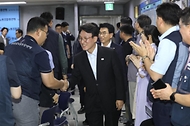김민석 국무총리가 22일 오후 서울 영등포 한국노총을 방문해 관계자들과 인사하고 있다.