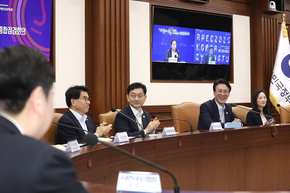 김민석 국무총리가 23일 세종대로 정부서울청사에서 열린 APEC 정상회의 종합점검회의를 주재하고 있다.