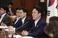 김민석 국무총리가 23일 세종대로 정부서울청사에서 열린 APEC 정상회의 종합점검회의를 주재하고 있다.