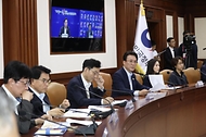 김민석 국무총리가 23일 세종대로 정부서울청사에서 열린 APEC 정상회의 종합점검회의를 주재하고 있다.