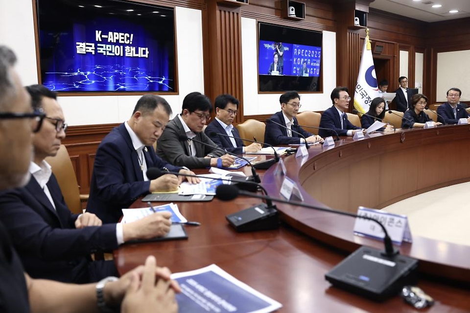김민석 국무총리가 23일 세종대로 정부서울청사에서 열린 APEC 정상회의 종합점검회의를 주재하고 있다.