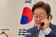 이재명 대통령이 23일 서울 용산 대통령실 청사 집무실에서 울프 크리스테르손 스웨덴 총리와 전화 통화를 하고 있다.