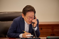 이재명 대통령이 23일 서울 용산 대통령실 청사 집무실에서 카심-조마르트 토카예프 카자흐스탄 대통령과 전화 통화를 하고 있다.