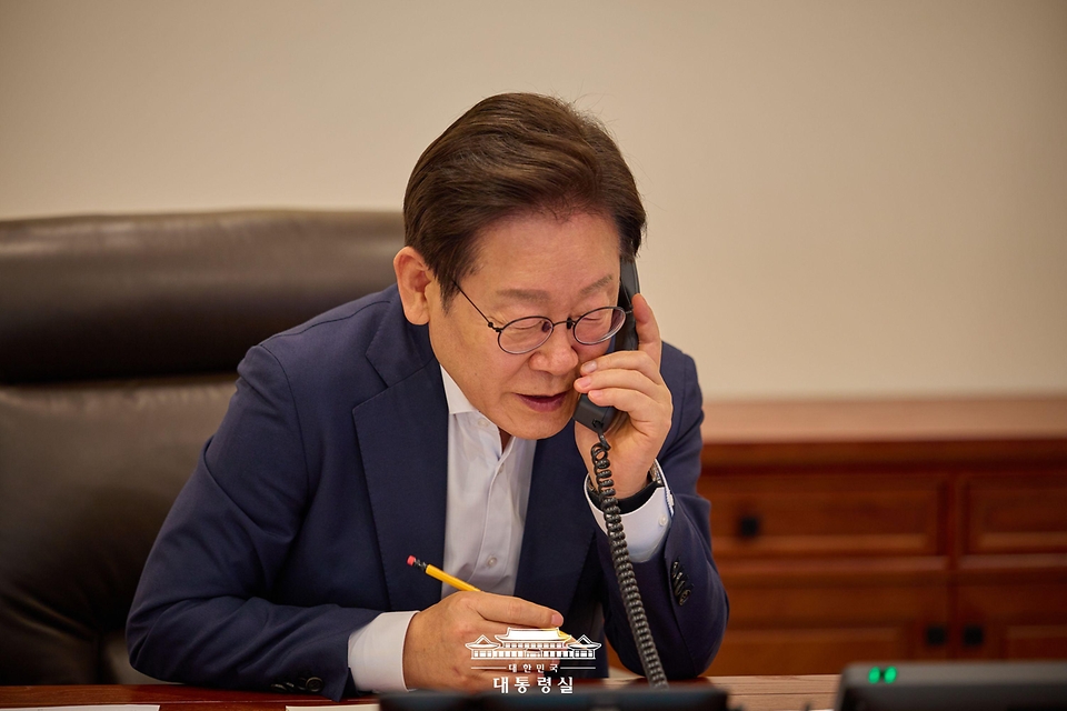 이재명 대통령이 23일 서울 용산 대통령실 청사 집무실에서 카심-조마르트 토카예프 카자흐스탄 대통령과 전화 통화를 하고 있다.