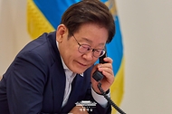 이재명 대통령이 23일 서울 용산 대통령실 청사 집무실에서 울프 크리스테르손 스웨덴 총리와 전화 통화를 하고 있다.