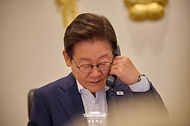 이재명 대통령이 23일 서울 용산 대통령실 청사 집무실에서 카심-조마르트 토카예프 카자흐스탄 대통령과 전화 통화를 하고 있다.