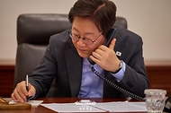 이재명 대통령이 24일 서울 용산 대통령실 청사에서 샤브카트 미르지요예프 우즈베키스탄 대통령과 전화 통화를 하고 있다. 