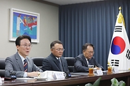 김민석 국무총리가 25일 서울 종로구 한국기독교회관에서 한국교회총연합 대표 회장인 김종혁 목사를 예방, 발언하고 있다. 