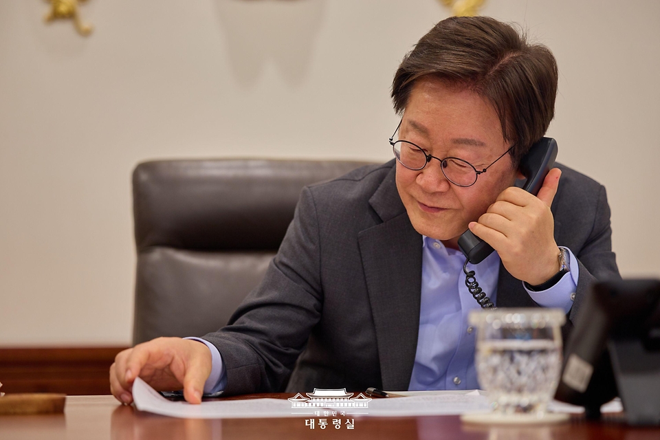 이재명 대통령이 24일 서울 용산 대통령실 청사에서 샤브카트 미르지요예프 우즈베키스탄 대통령과 전화 통화를 하고 있다. 